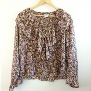 DONATING THIS WEEKEND OPEN TO OFFERS Vintage floral lace up ruffle blouse